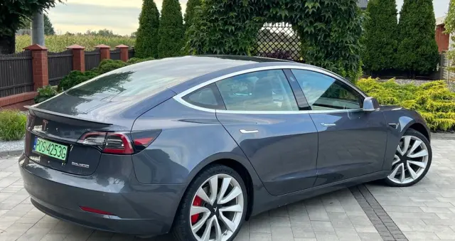 TESLA Model 3 Langstreckenbatterie Allradantrieb Dual Motor Performance