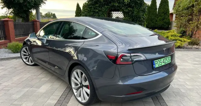 TESLA Model 3 Langstreckenbatterie Allradantrieb Dual Motor Performance