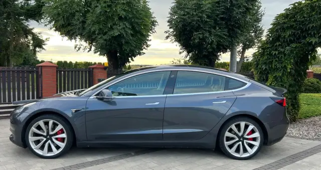 TESLA Model 3 Langstreckenbatterie Allradantrieb Dual Motor Performance