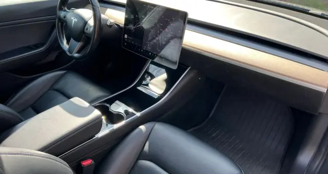 TESLA Model 3 Langstreckenbatterie Allradantrieb Dual Motor Performance