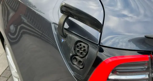 TESLA Model 3 Langstreckenbatterie Allradantrieb Dual Motor Performance