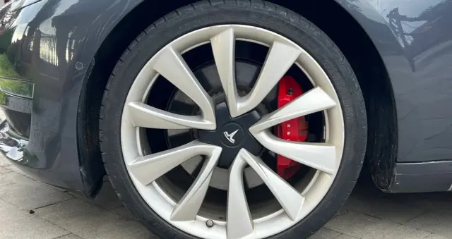 TESLA Model 3 Langstreckenbatterie Allradantrieb Dual Motor Performance