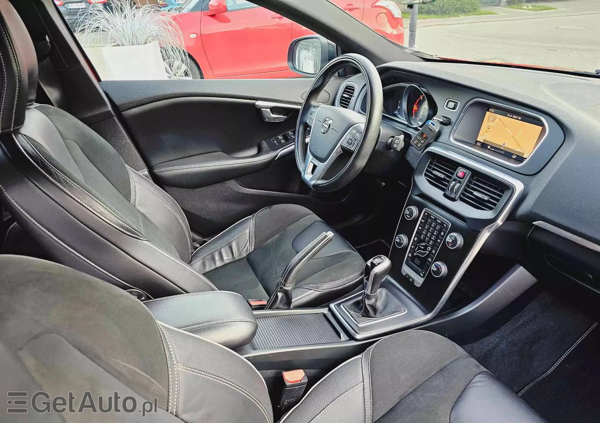 VOLVO V40 D2 Drive-E R-Design Momentum