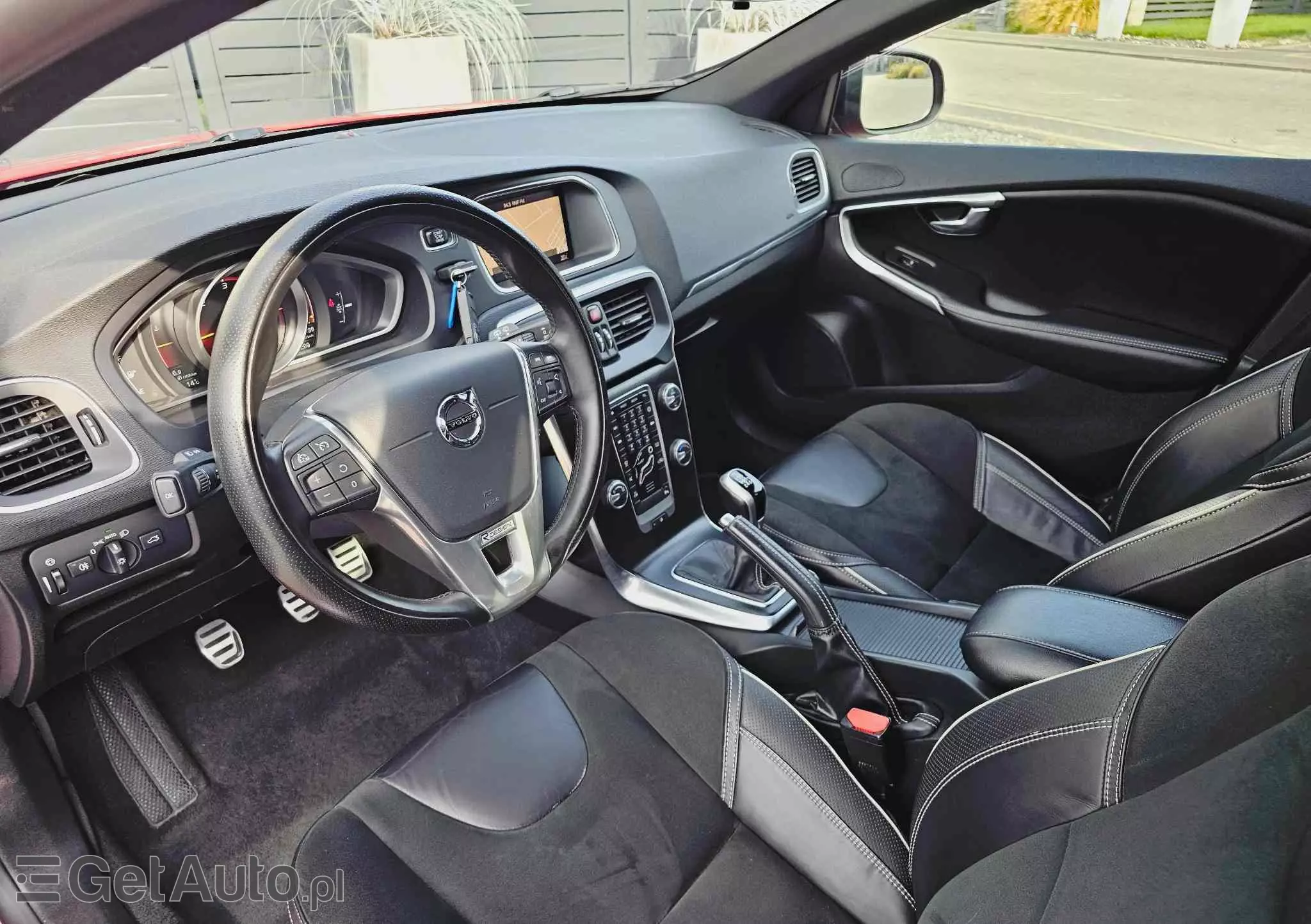 VOLVO V40 D2 Drive-E R-Design Momentum