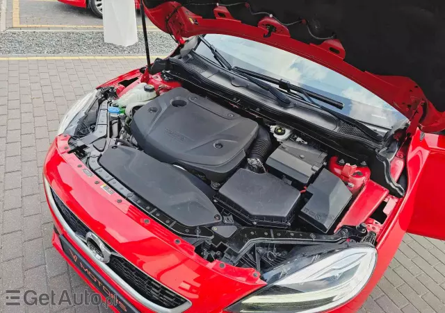 VOLVO V40 D2 Drive-E R-Design Momentum