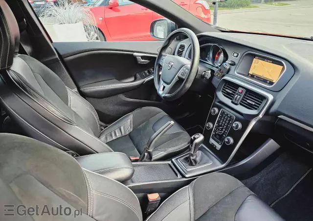 VOLVO V40 D2 Drive-E R-Design Momentum