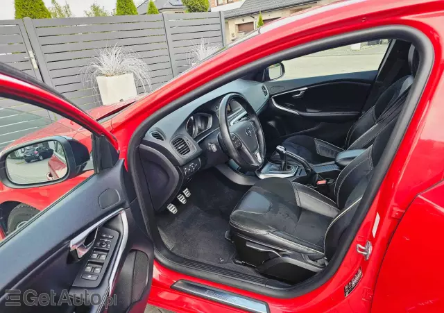 VOLVO V40 D2 Drive-E R-Design Momentum