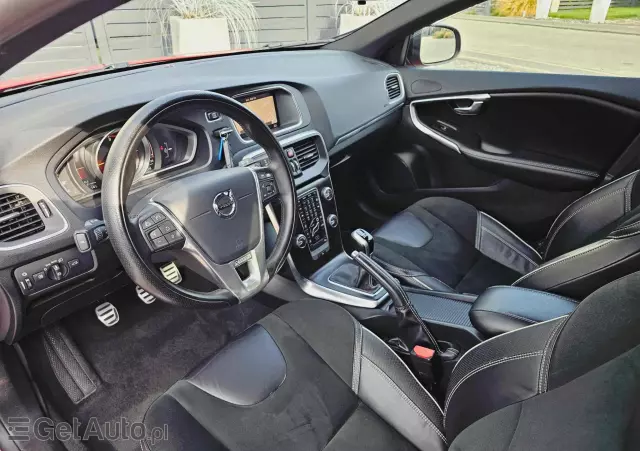 VOLVO V40 D2 Drive-E R-Design Momentum
