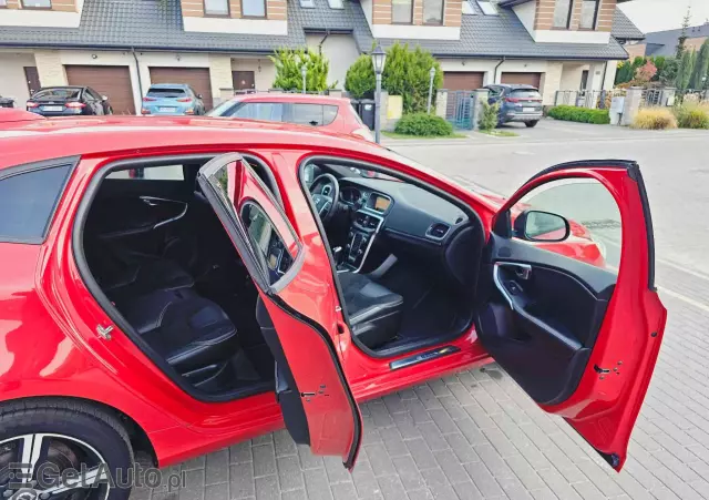 VOLVO V40 D2 Drive-E R-Design Momentum