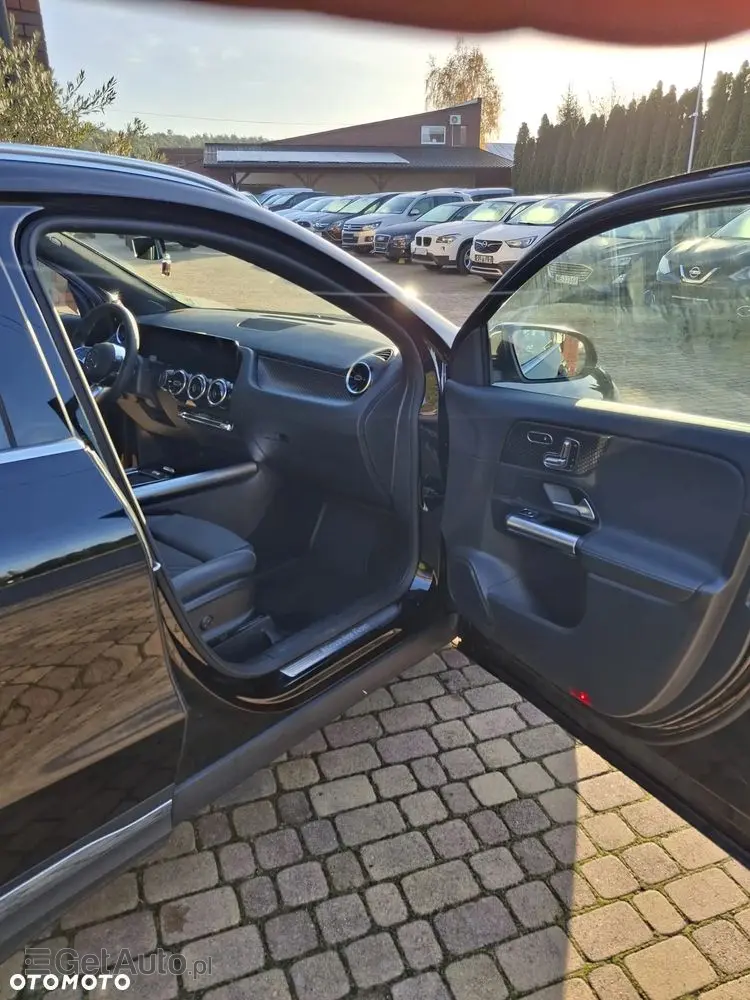 MERCEDES-BENZ GLA 180 d Progressive 8G-DCT