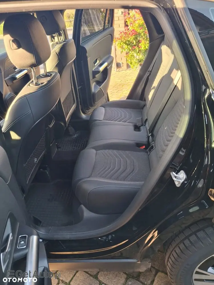 MERCEDES-BENZ GLA 180 d Progressive 8G-DCT