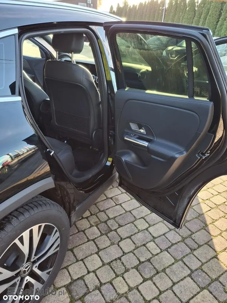 MERCEDES-BENZ GLA 180 d Progressive 8G-DCT