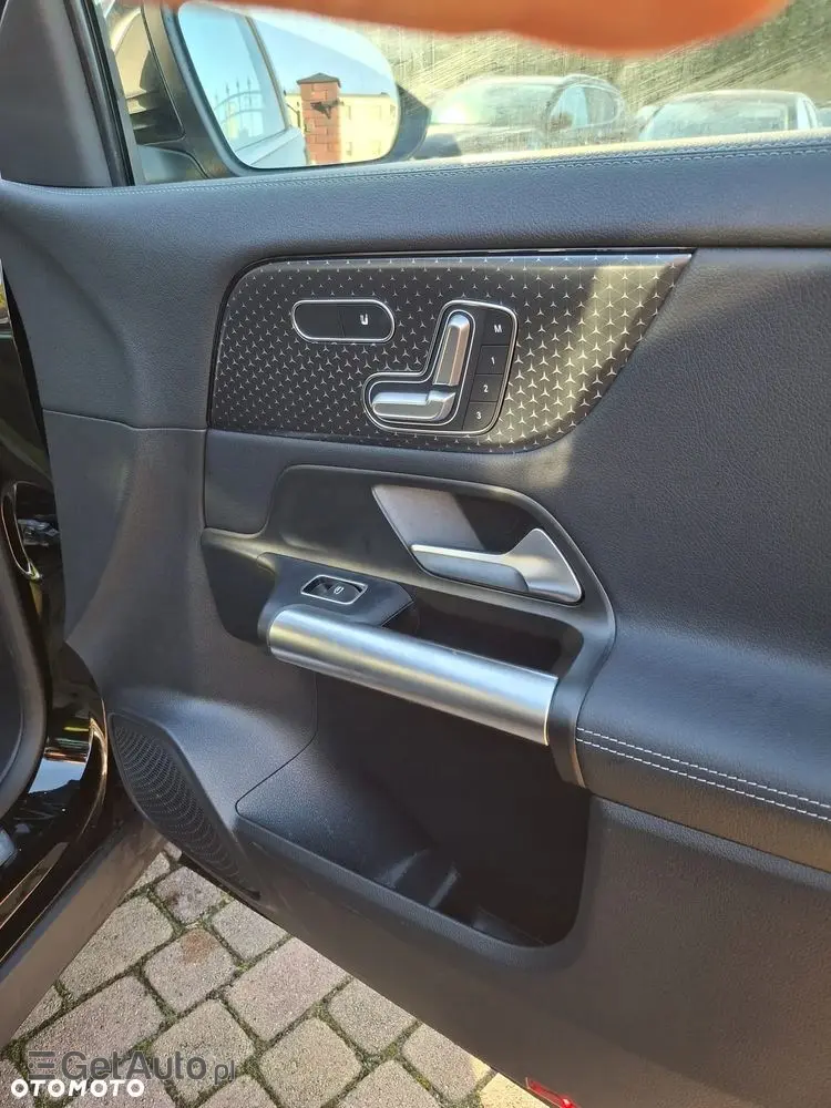 MERCEDES-BENZ GLA 180 d Progressive 8G-DCT