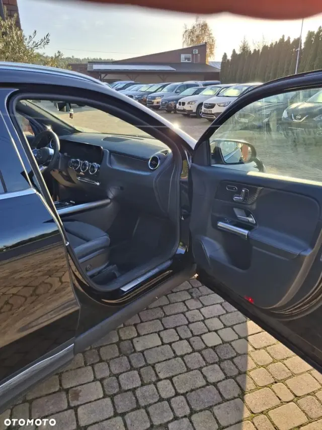 MERCEDES-BENZ GLA 180 d Progressive 8G-DCT