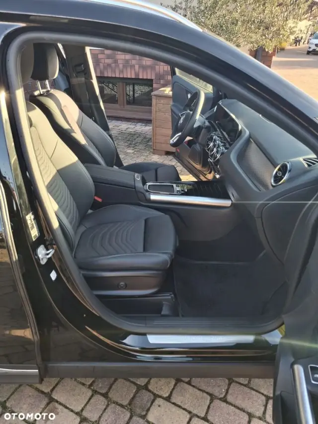 MERCEDES-BENZ GLA 180 d Progressive 8G-DCT