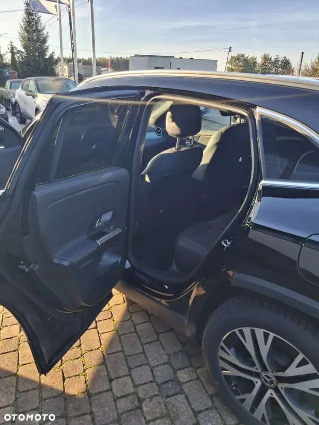 MERCEDES-BENZ GLA 180 d Progressive 8G-DCT