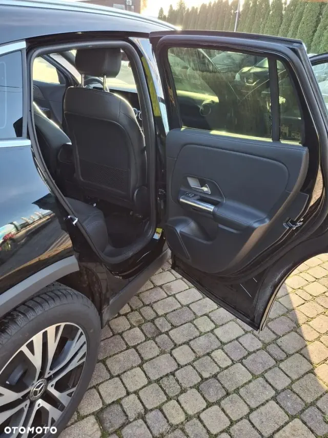 MERCEDES-BENZ GLA 180 d Progressive 8G-DCT