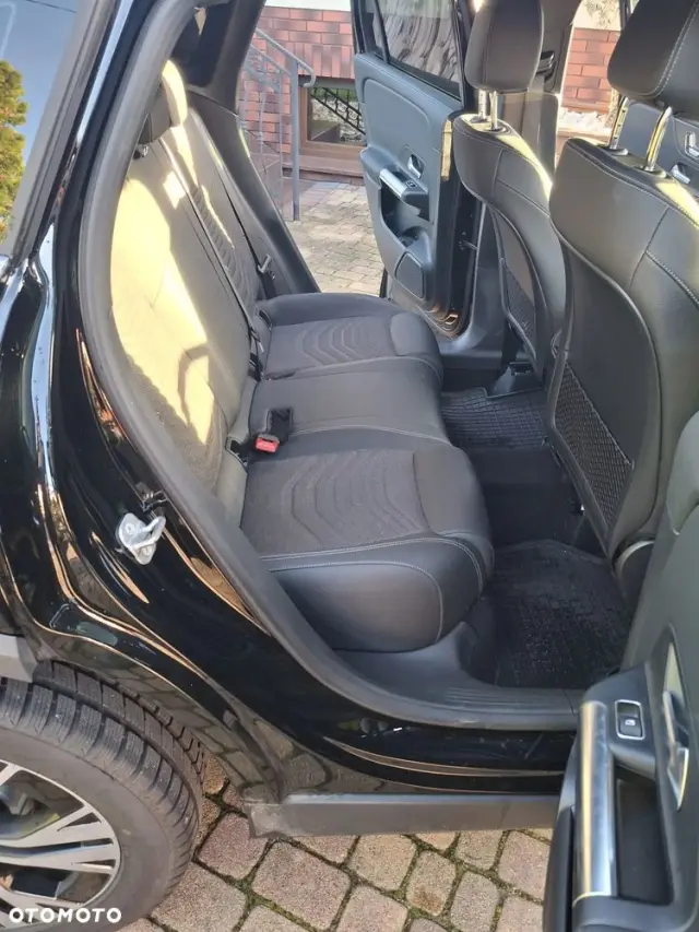 MERCEDES-BENZ GLA 180 d Progressive 8G-DCT