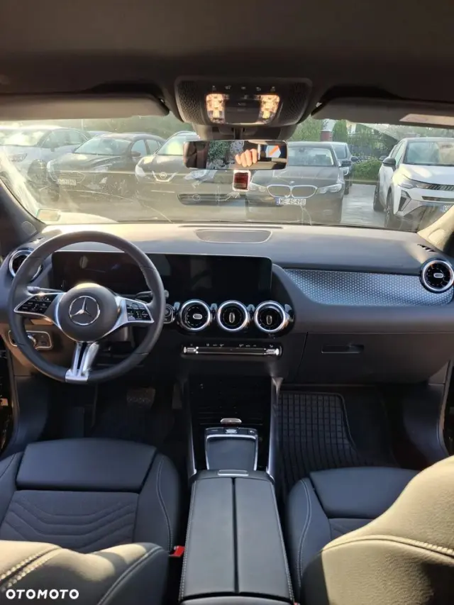 MERCEDES-BENZ GLA 180 d Progressive 8G-DCT
