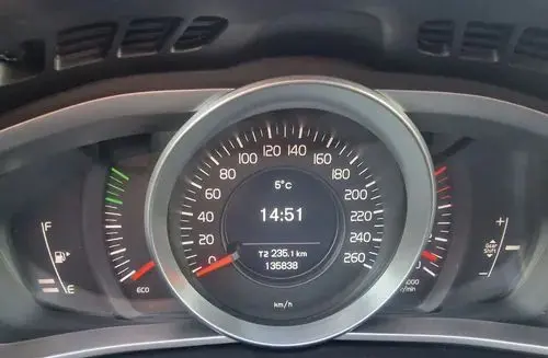 VOLVO V40 