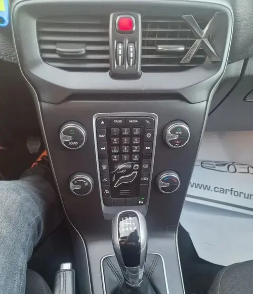 VOLVO V40 