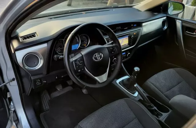 TOYOTA Auris 