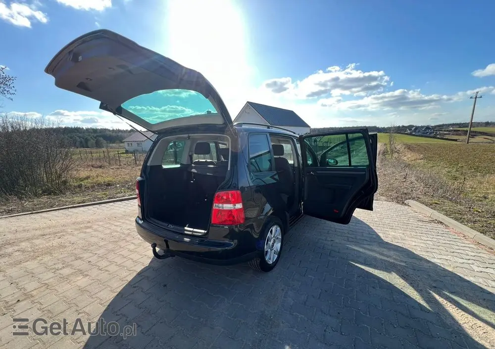VOLKSWAGEN Touran 