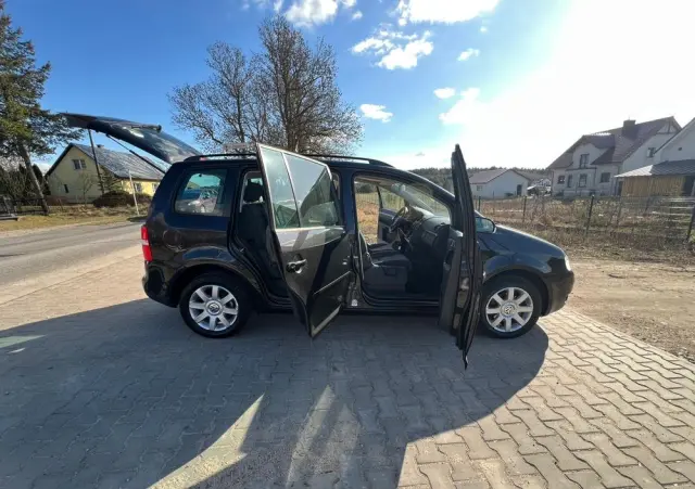 VOLKSWAGEN Touran 
