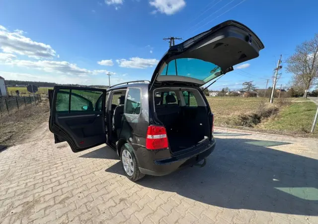 VOLKSWAGEN Touran 