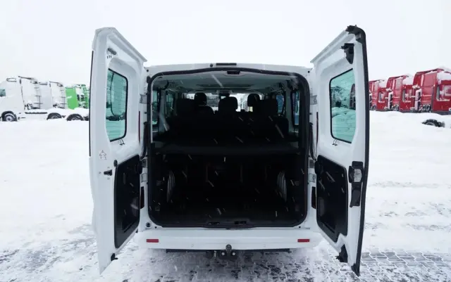 RENAULT TRAFIC III / BUS / 9 MIEJSC  / PIERWSZY WŁAŚCICIEL / POLSKI SALON / 2022 ROK / 