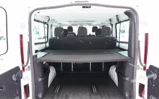 RENAULT TRAFIC III / BUS / 9 MIEJSC  / PIERWSZY WŁAŚCICIEL / POLSKI SALON / 2022 ROK / 