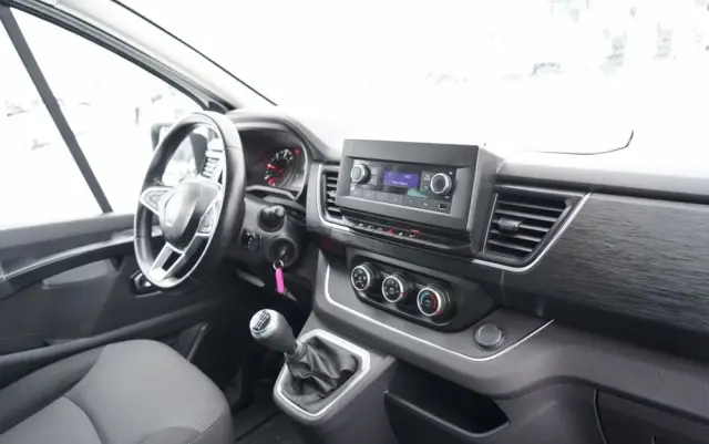 RENAULT TRAFIC III / BUS / 9 MIEJSC  / PIERWSZY WŁAŚCICIEL / POLSKI SALON / 2022 ROK / 