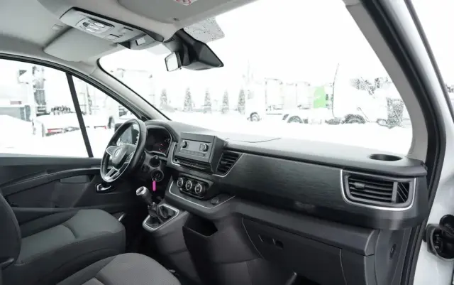 RENAULT TRAFIC III / BUS / 9 MIEJSC  / PIERWSZY WŁAŚCICIEL / POLSKI SALON / 2022 ROK / 