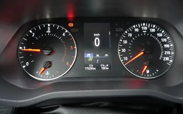 RENAULT TRAFIC III / BUS / 9 MIEJSC  / PIERWSZY WŁAŚCICIEL / POLSKI SALON / 2022 ROK / 