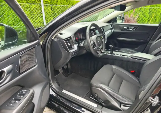 VOLVO V60 D3 Drive-E R-Design Momentum