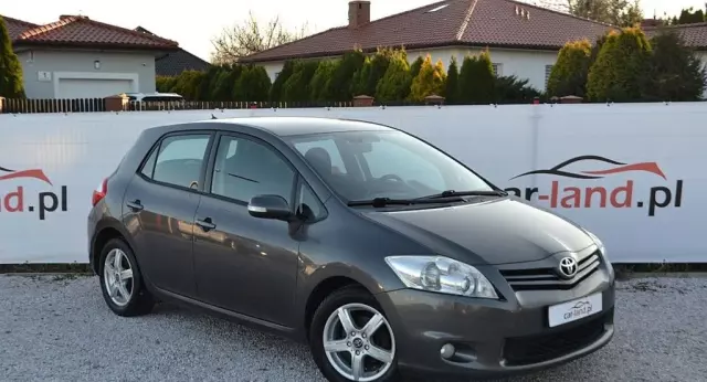 TOYOTA Auris 