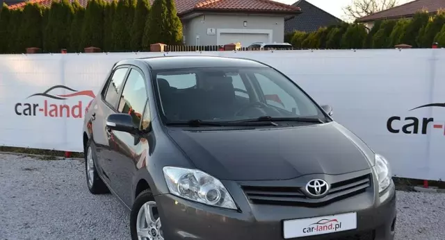 TOYOTA Auris 