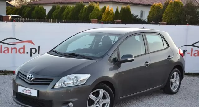 TOYOTA Auris 
