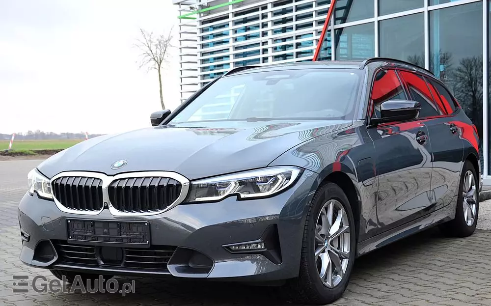 BMW Seria 3 330e xDrive Sport Line