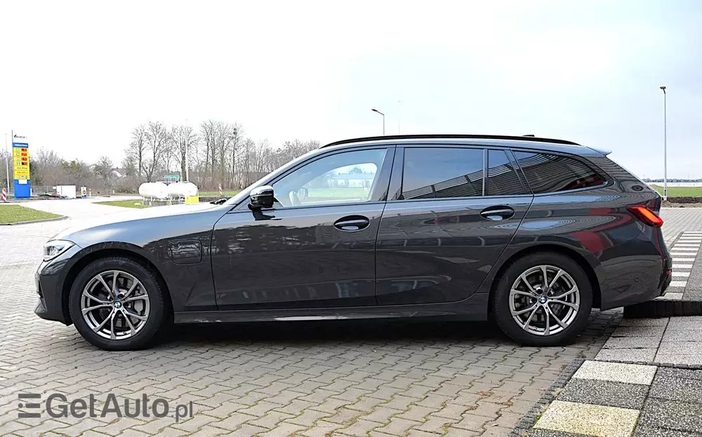 BMW Seria 3 330e xDrive Sport Line