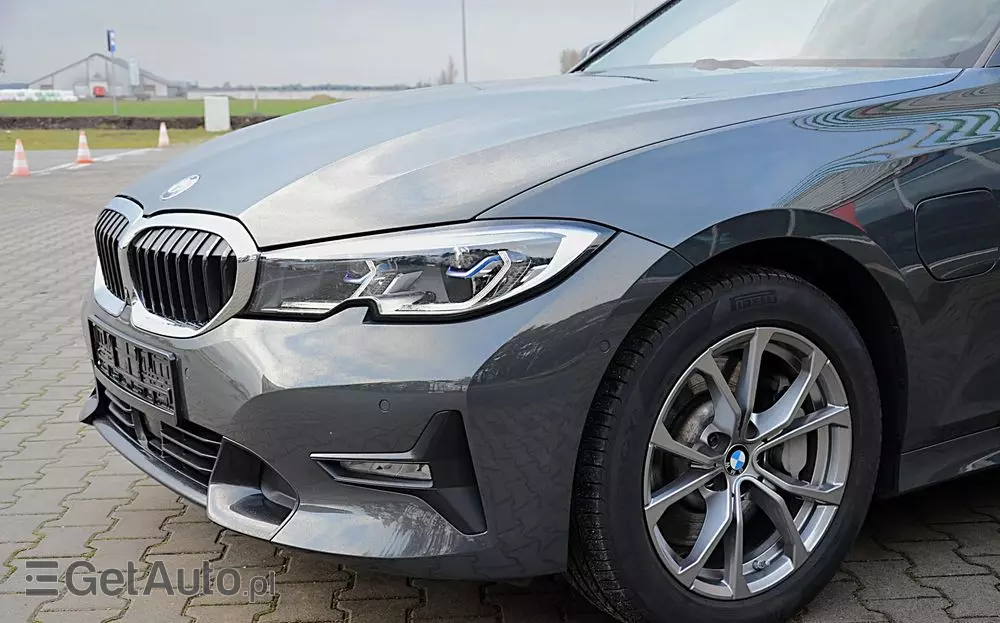 BMW Seria 3 330e xDrive Sport Line