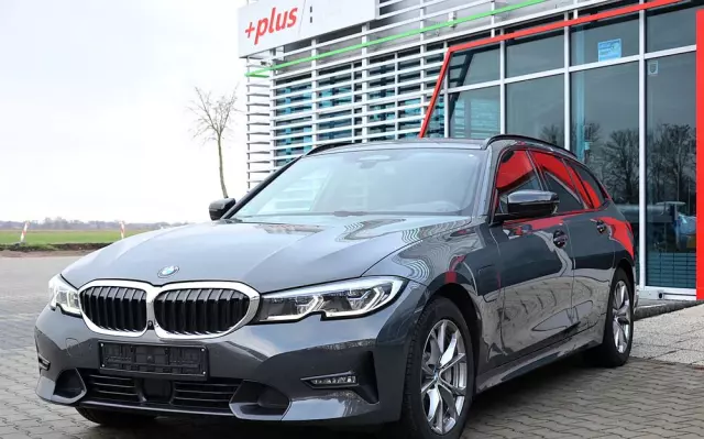 BMW Seria 3 330e xDrive Sport Line