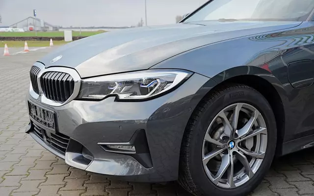 BMW Seria 3 330e xDrive Sport Line