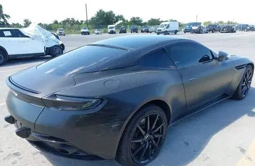 ASTON MARTIN DB11 