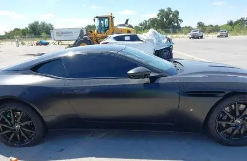 ASTON MARTIN DB11 