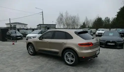 PORSCHE Macan 