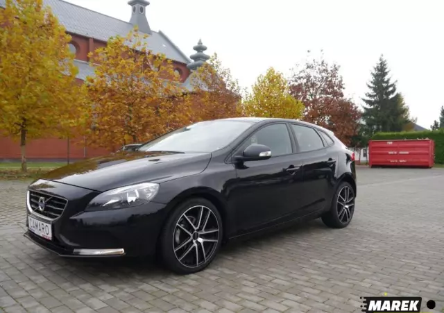 VOLVO V40 