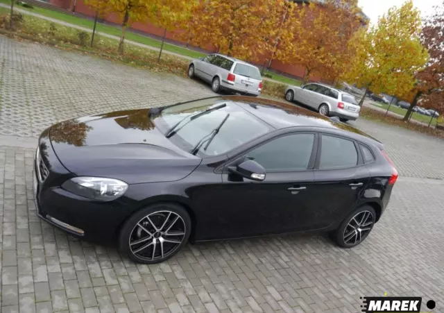 VOLVO V40 