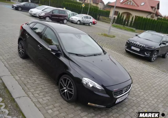 VOLVO V40 