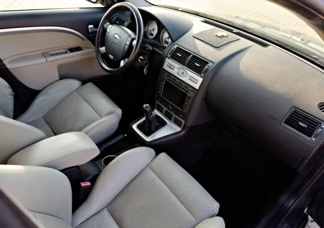 FORD Mondeo V6 ST 220